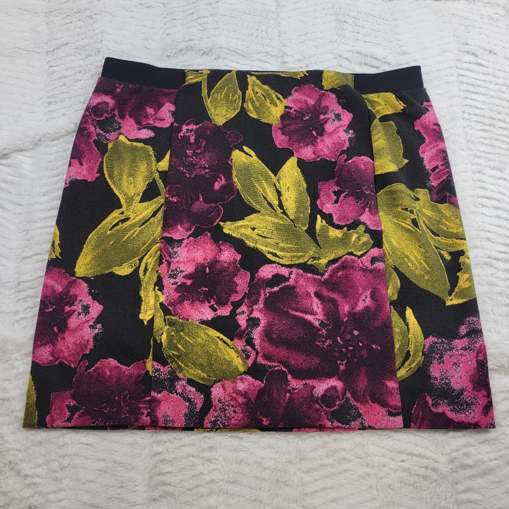 3/$12 Simply Vera bright floral stretch skirt